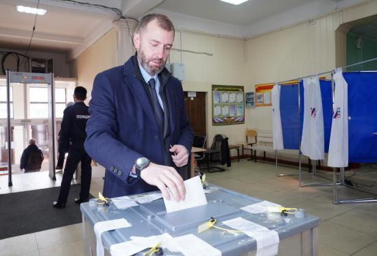 Председатель ЗакСобрания Иркутской области Александр Ведерников проголосовал на выборах Президента России
