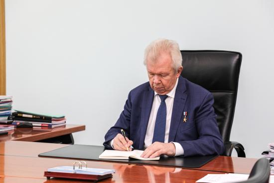 Помощь в проведении зимних благотворительных акций оказал гражданам депутат ЗС Александр Вепрев