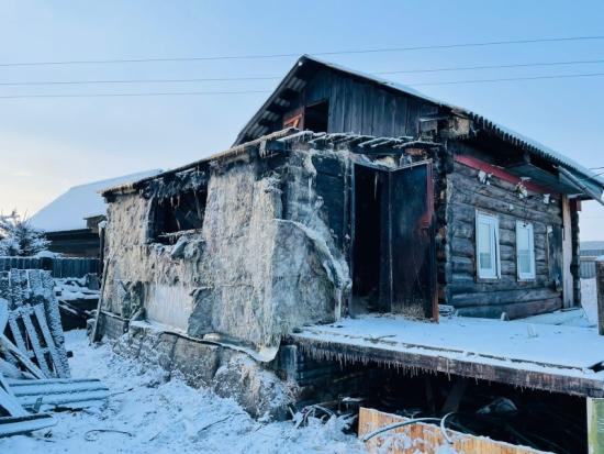 Двое подростков спасли беременную женщину и двух детей на пожаре в Шелеховском районе