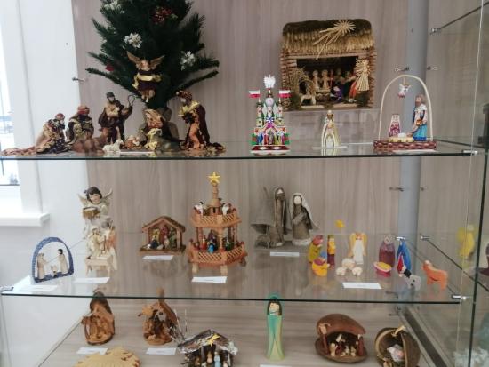 В Культурно-просветительском центре в Анге открылись выставки новогодних рисунков и рождественских вертепов