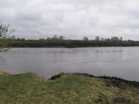 Двое детей упали в реку Иркут, одного унесло течением