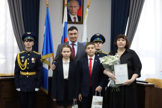 Волонтеров и представителей молодежных объединений наградили в Иркутске за поддержку участников СВО