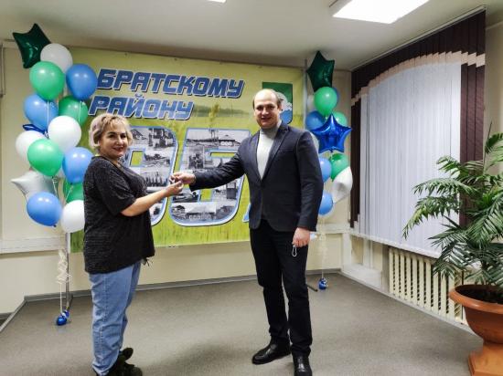 Ключи от квартиры вручили стоматологу Вихоревской больницы в Братском районе