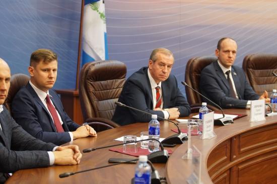 Наиболее острые вопросы обсудили депутаты иркутской Думы с губернатором области