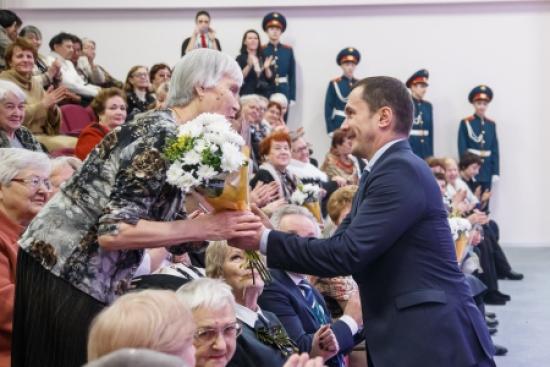Мэр Иркутска Дмитрий Бердников встретился с ветеранами педагогического труда в новом корпусе школы № 64 Дмитрий Бердников встретился с ветеранами педагогического труда