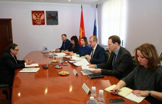 Губернатор Иркутской области Сергей Левченко провел встречу с председателем ассоциации «Вьетнамское землячество» в Иркутске господином НгуенКуангДыонгом Губернатор Иркутской области и председатель ассоциации «Вьетнамское землячество» обсудили перспективы сотрудничества