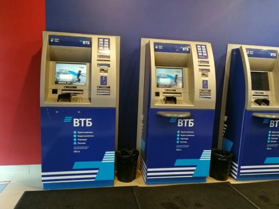 ВТБ продолжает обслуживать банковские карты с истекшим сроком действия