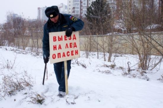 МЧС: Кататься на коньках на льду водоемов пока рано