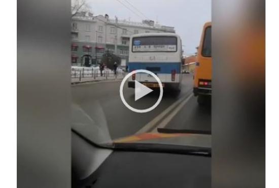 Выехавшего «на встречку» водителя автобуса маршрута 428 в Иркутске привлекли к ответственности