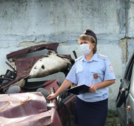 Выставку разбитых автомобилей провели в Зиме
