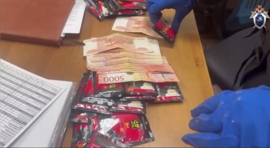 Иностранец в Ангарске пытался оформить ВНЖ супруге за взятку в 200 тысяч рублей