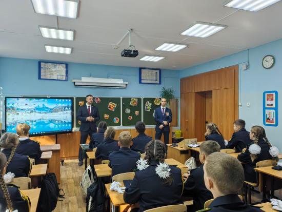 Урок мужества для ангарских кадетов провёл депутат ЗС Денис Ягодзинский
