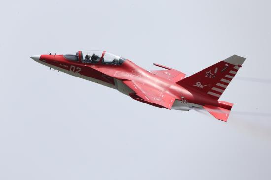 Установлены российские и мировые рекорды по скороподъемности на различные высоты с полезной нагрузкой и без нее в классе серийных турбореактивных самолетов наземного базирования с взлетной массой от 6000 до 9000 кг Летчики-испытатели ОКБ им. А. С. Яковлева установили мировые рекорды на самолете Як-130