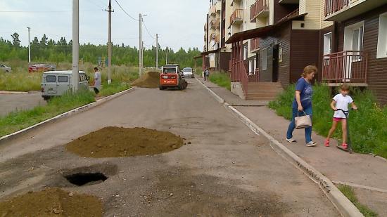 Компания-подрядчик отказывается устранять дефекты уложенного асфальта в Братске