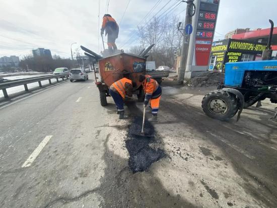 Литым асфальтом закрывают ямы на дорогах Иркутска после зимы