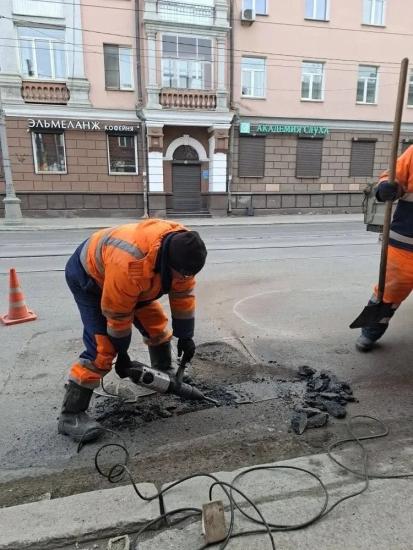 Ямочный ремонт дорог после зимы возобновили в Иркутске