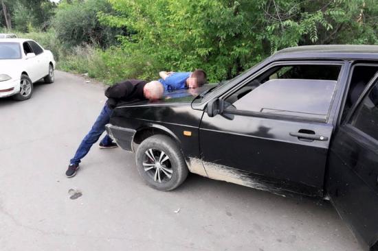 Двух наркодоставщиков с пневмопушкой задержали у стен колонии в Ангарске