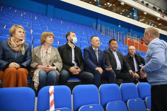 Популяризацию массового спорта и планы по развитию ледового дворца «Байкал» обсудили депутаты ЗС с руководством спортивного объекта
