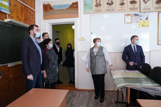 Школа в селе Шаманка Шелеховского района получила оборудование для кабинета биологии