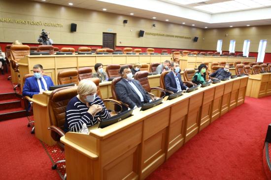 Депутаты Заксобрания направили в больницы Иркутска вторую партию помощи