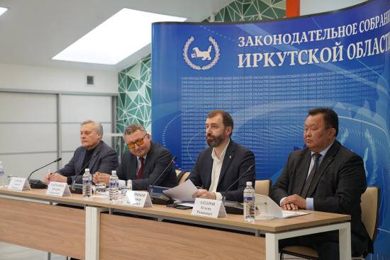 Проблемы предприятий пищевой и перерабатывающей промышленности Иркутской области из-за санкций обсудили на депутатских слушаниях ЗС