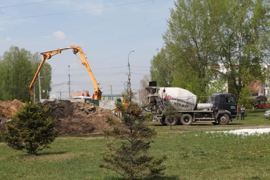 Фундамент под стелу «Город трудовой доблести» начали заливать в Иркутске