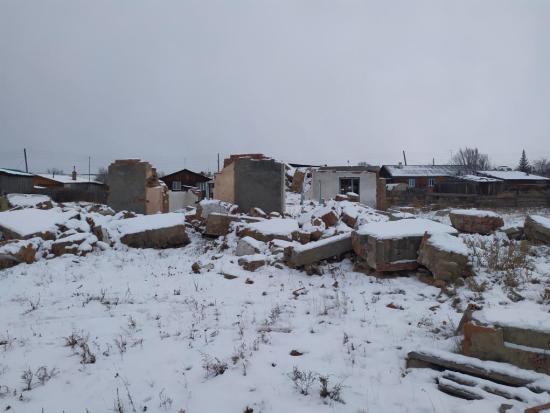 Пять государственных зданий разобрали и украли в Аларском районе