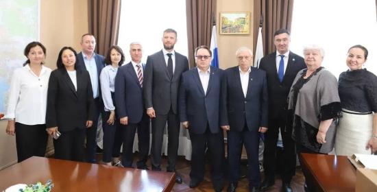 Мэр Иркутска Руслан Болотов провел встречу с представителями землячеств