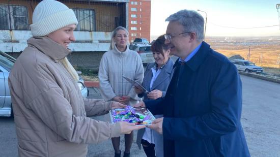 Пять медицинских работников городской больницы № 9 в Иркутске получили служебное жильё