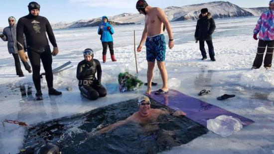 В Листвянке заплывы состоялись 3 и 4 января, 6 января участники ныряли под воду без аппаратов дыхания в районе поселка Сахюрта На Байкале впервые провели фестиваль зимнего плавания