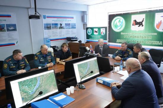 Глава МЧС России Евгений Зиничев работал 25 февраля в Иркутской области