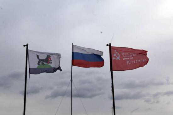 Копию Знамени Победы установили на здании администрации Иркутска