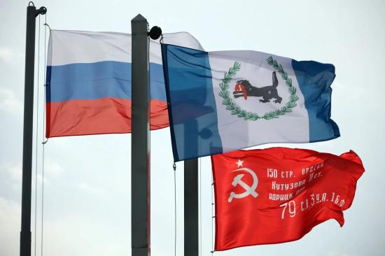 Копию Знамени Победы установили на здании Правительства Иркутской области
