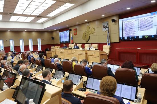 Проект закона о выплатах на детей с 16 до 18 лет приняли в Иркутской области