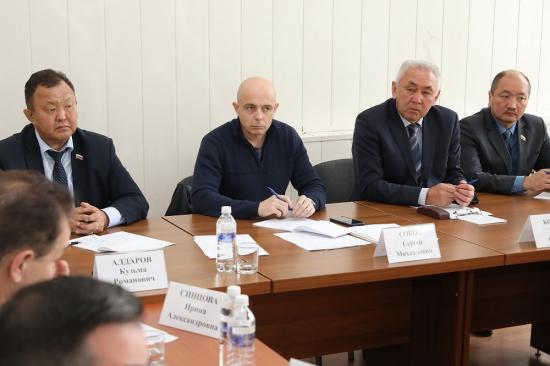 Строительство дорог и соцобъектов обсудили депутаты Заксобрание на совещании в Бохане