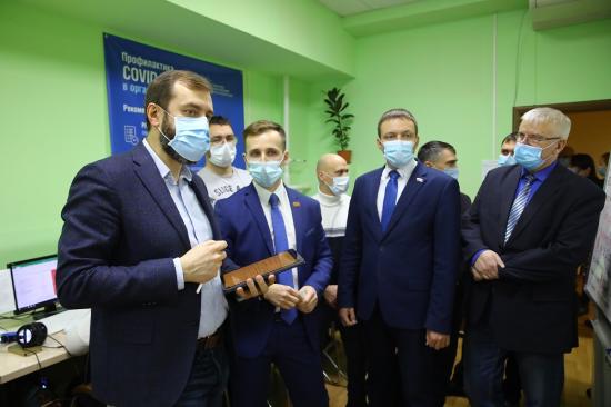 Депутаты Заксобрания Иркутской области ознакомились с центром телемедицины и обработкой обращений граждан по коронавирусу