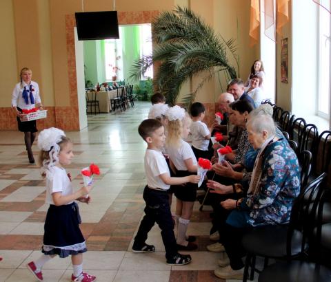 angcem_deti_pozdravlyayu_veteranov.jpg
