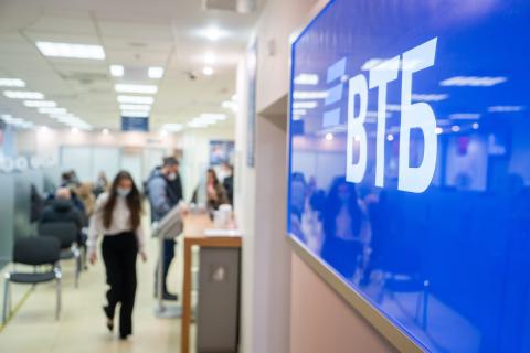 ВТБ: больше половины вкладов в юанях держат клиенты старше 50 лет