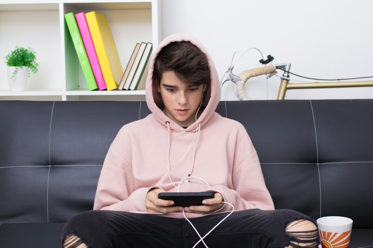 Абоненты Tele2 слушают музыку более часа в день