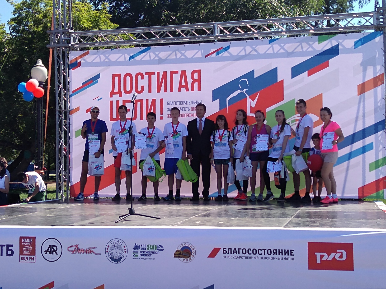 И я по шпалам, опять по шпалам бегу по привычке